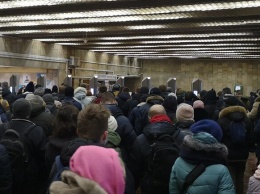 Так себе карантин: киевляне жалуются на столпотворения на станции "Героев Днепра"