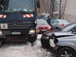 В Киеве мусоровоз протаранил 9 автомобилей (фото)