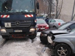 Попал в десятку: в Киеве мусоровоз устроил массовое ДТП