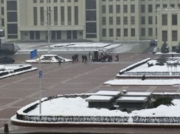 В Минске под зданием правительства загорелся человек. Очевидцы сообщают, что это самоподжог