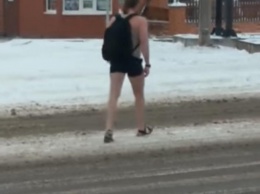 Весна близко: на Днепропетровщине мужчина гулял по улице в плавках и шлепках