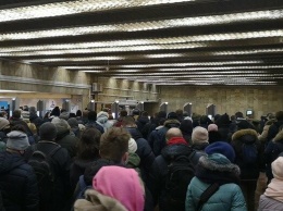 В Киеве собираются огромные очереди на станции метро "Героев Днепра", - ФОТО