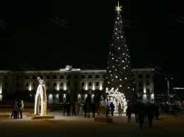 Завтра в Симферополе начнут убирать новогодние инсталляции и разберут главную елку Крыма