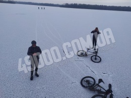 Днепровские велосипедисты проехали по замерзшей реке: фото, видео