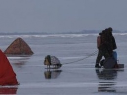 В Запорожской области десятки рыбаков еще выходят на лед Каховского водохранилища - фото