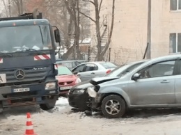 Занесло на подъеме: В Киеве мусоровоз протаранил восемь автомобилей