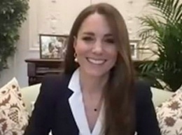 Кейт Миддлтон в деловом наряде провела онлайн-встречу в комнате для гостей во дворце королевы