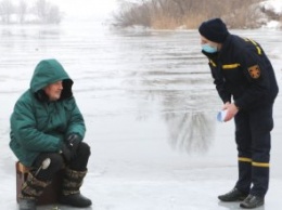 В Днепре спасатели рассказали об опасности зимней рыбалки