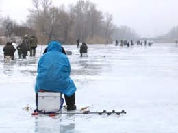 Не надо так: днепряне массово выходят на лед во время потепления (фото)