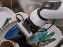 В Корее придумали робота, который наливает вино и моет посуду