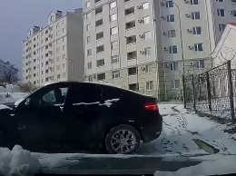 В России водитель чудом спас машину от скользящей BMW (видео)