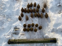Пограничники обнаружили в районе ООС тайник с ручными гранатами