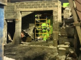 В Киеве на стройплощадке произошла авария: двое рабочих оказались под завалами