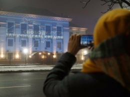На посольстве РФ в Киеве появились проекции аннексированного Крыма и Навального, - ФОТО