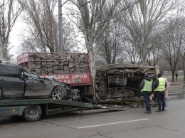 В Днепре на Запорожском шоссе Peugeot влетел в грузовик с дровами: один из прицепов перевернулся на бок