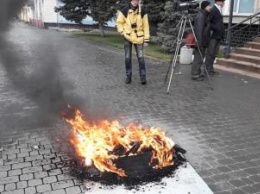 Участников «тарифного протеста» под Днепром забросали яйцами, зеленкой и фекалиями