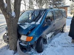 Бойцы Объединенных сил оказали помощь водителю, пострадавшему в ДТП на Луганщине
