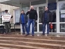 Участников акции протеста, в Павлограде, забросали фекалиями