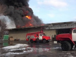 В Луганске полностью сгорел склад горюче-смазочных материалов (фото)