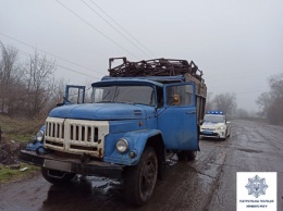 Под Кривым Рогом на трассе патрульная полиция остановила ворованный грузовик с металлоломом, который перевозился нелегально