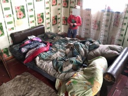 Детей из полуразрушенного дома забрали у матери - ФОТО