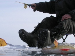 На Каховском водохранилище спасли рыбака, который провалился под лед