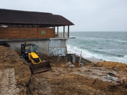 Лакомый кусочек: в Аркадии владельцы кафе попытались захватить пляж
