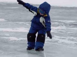 В Киеве на Оболони ребенок провалился под лед