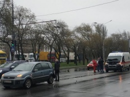 В Николаеве автомобиль скорой помощи протаранил Ford (фото)