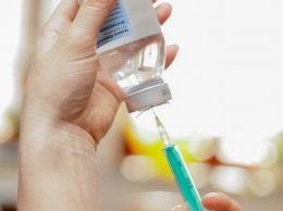 Вакцинация украинцев будет проходить в пять этапов: премьер назвал препараты