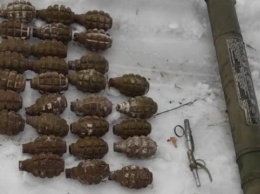 На Луганщине из схрона объявленного в розыск боевика изъяли почти 30 гранат