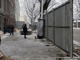 Несмотря на снегопад: вокруг типографии на Ришельевской установили строительный забор