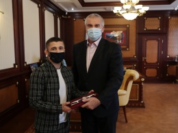 Глава Крыма наградил крымского борца Эмина Сефершаева и его тренера