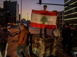 В Ливане протестующие закидали полицию боевыми гранатами