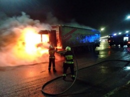 Посреди ночи спасателям пришлось тушить грузовой автомобиль на Кайдакском мосту в Днепре