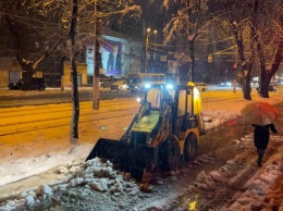 В ночное время одесские коммунальщики продолжают ликвидацию последствий снежной стихии