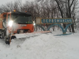 За ночь на дороги Николаевской области высыпали 1200 тонн песчано-солевой смеси (ВИДЕО)