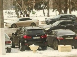 В Одесскои? области начальник ГАСИ Александр Кифряк ездит на незадекларированном BMW X5 с вооруженной охраной, - СМИ