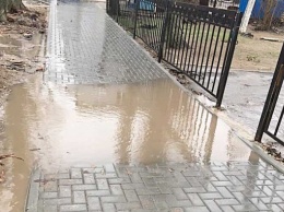 Николаевцы жалуются на тротуары и дорожки, выложенные плиткой: покрытие не выдерживает осадков