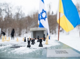 Поиграешь в шахматы: в Киеве открыли парк в честь дружбы Украины и Израиля