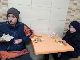 "Говорили, что сбежали из детдома": в Харькове школьники прогуливали школу, выпрашивая деньги и еду