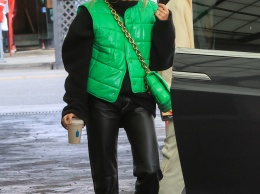 Хейли Бибер показывает как носить модный зеленый цвет