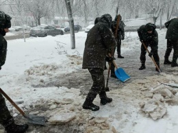 Одесские предприниматели и военные помогают коммунальным службам в условиях непогоды