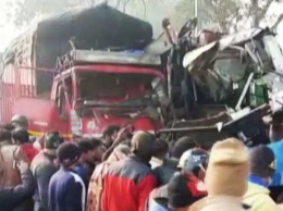 В Индии из-за тумана автобус столкнулся с грузовиком - десять погибших