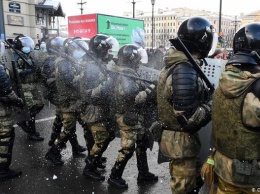 Протестные акции в Петербурге: дубинки и газ в ответ на снежки манифестантов