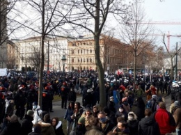 В Вене на протесты против карантина вышли 10 тысяч человек