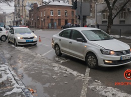 В Днепре на Владимира Великого Volkswagen сбил мужчину: пострадавшего забрала скорая