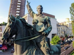 Киевляне предложили заменить памятник Щорсу на Петлюру