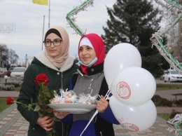Жительницам Мелитополя дарили розы и рассказывали о хиджабе