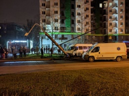 В спальном районе Запорожья маршрутка с пассажирами влетела в столб - есть пострадавшие